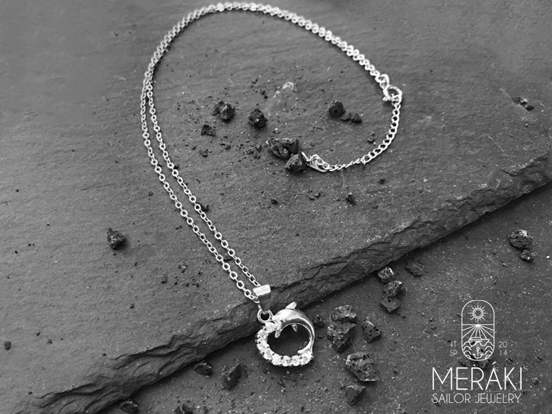 Delfino: il delfino è simbolo di saggezza e prudenza ed è legato alla rigenerazione e alla divinazione Cuore: è un simbolo che rappresenta la spiritualità, l'emotività e la moralità insite nell'essere umano.