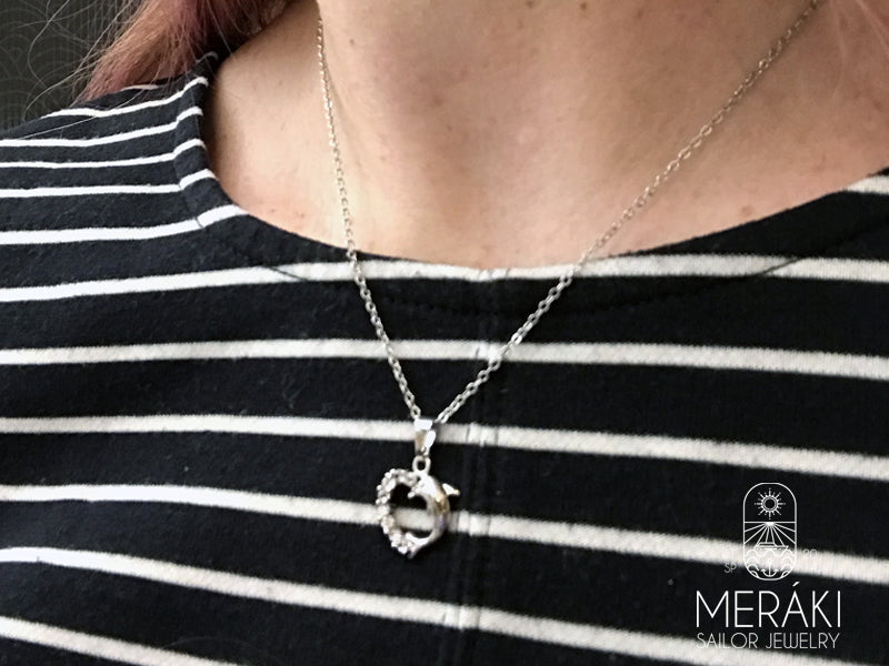 Collana con delfino e cuore in acciaio Meraki collection