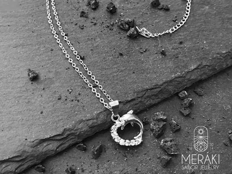 Meraki Sailor Jewelry Collana a catenella in acciaio con ciondolo Delfino e Cuore 