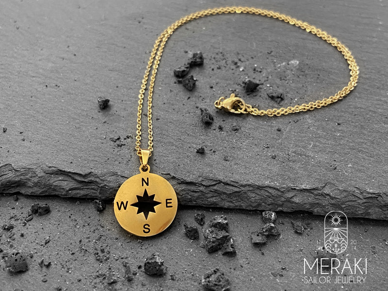 Il nostro cuore ci guida, ma non fa male avere con noi una bussola per indirizzarci nella giusta direzione, per ogni evenienza! Con il modello Compass Gold avrete sempre con voi il compagno perfetto