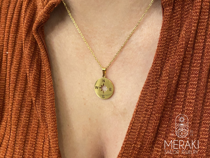 Collana in acciaio dorato con ciondolo a forma di rosa dei venti