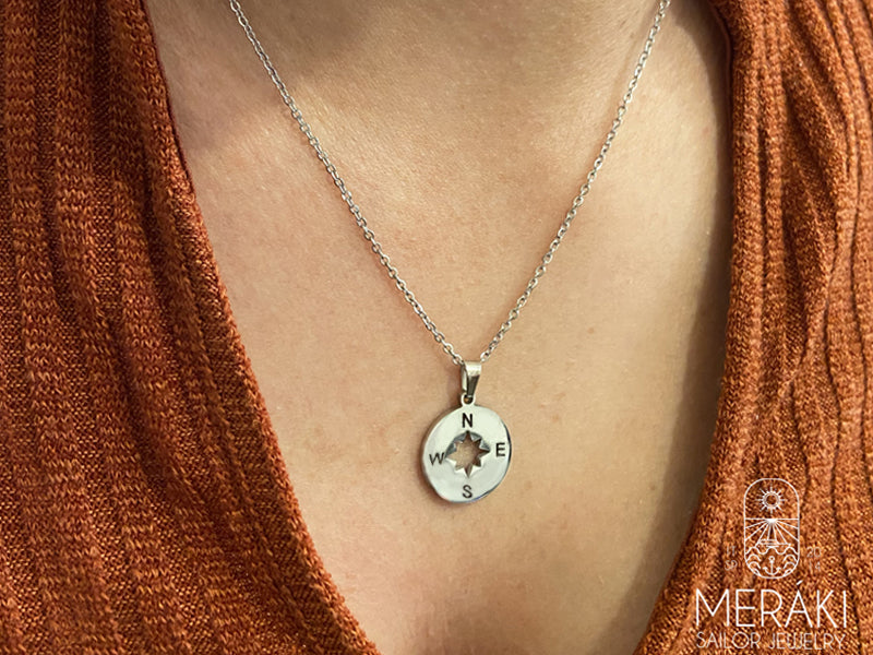 Collana con rosa dei venti in acciaio minimal