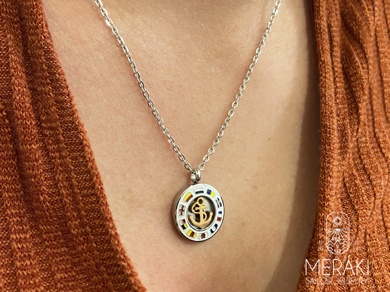 Collana Alethea in acciaio con ancora e bandiere