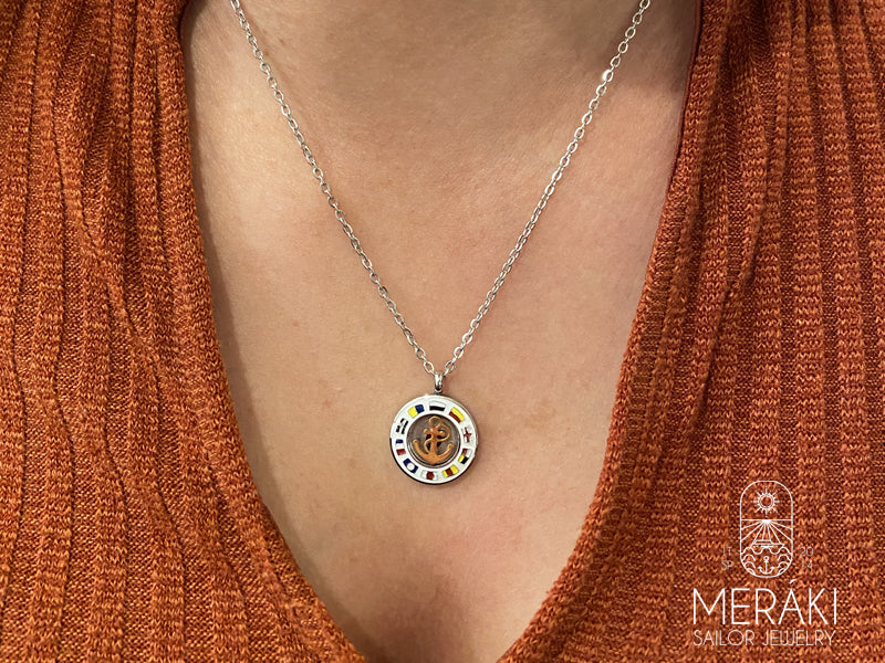Collana Alethea in acciaio con ancora e bandiere