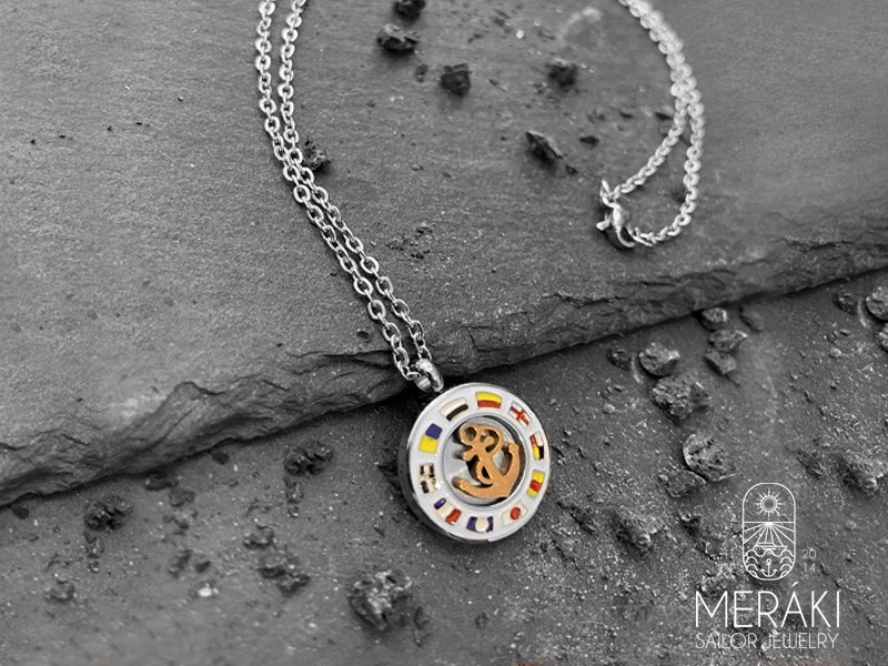 Collana Alethea in acciaio con ancora e bandiere