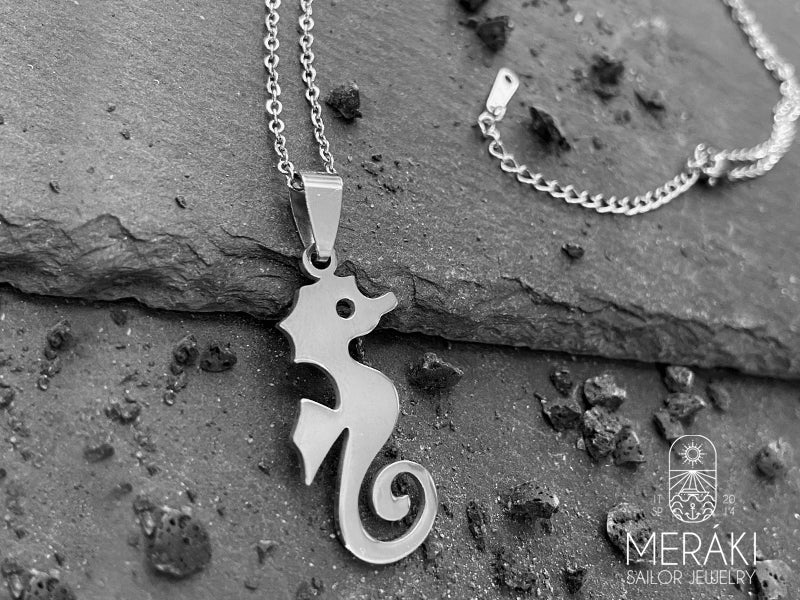 Questo design unico ed esclusivo è adorabile e sicuramente attirerà molta attenzione.  Questo capo è rappresentativo delle ultime tendenze della moda di questa stagione.