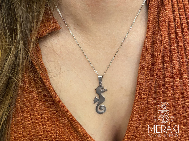 Collana in acciaio corta con cavalluccio marino in acciaio by meraki sailor jewelry