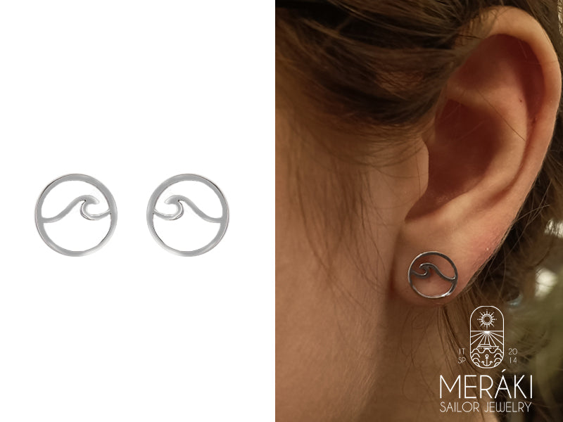 Orecchini a perno in acciaio chirurgico la cui caratteristica distintiva è il design a forma di onda.