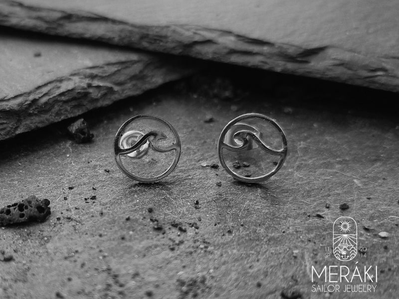 Orecchini in acciaio chirurgico rotondi con design a onda del mare