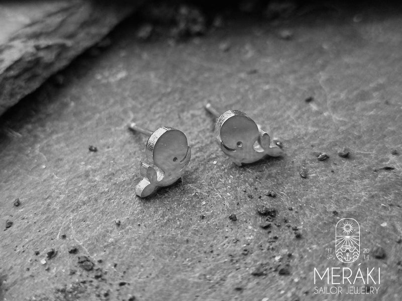 Gli orecchini Whale si ispirano alle balenottere e al mare. Sono orecchini molto eleganti e raffinati, realizzati in acciaio inossidabile chirurgico ipoallergenico la cui caratteristica distintiva è per l'appunto il design a forma di balenottera.