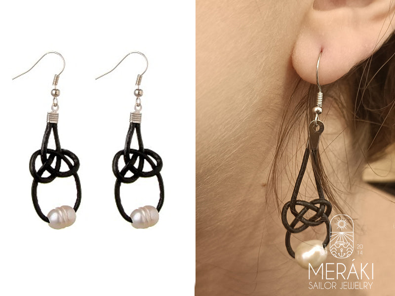 Orecchini Knot con nodo Carrick e perla di fiume La sua forma ricorda quella del numero 8, lo stesso che disteso rappresenta l’infinito simbolo per eccellenza di unione, del legame tra una o più persone, qualunque essa sia e chiunque essi siano. 