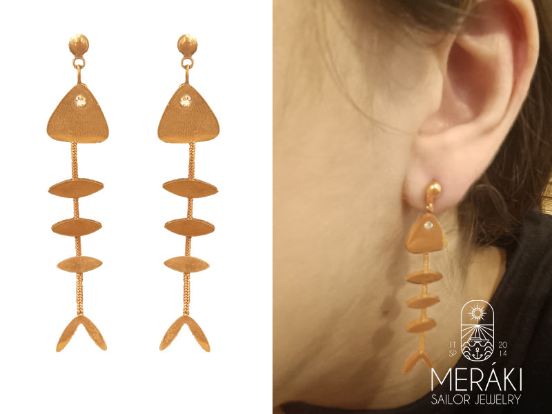 Orecchini pendenti a perno da donna a forma di lisca di pesce molto elegante ed estivo.