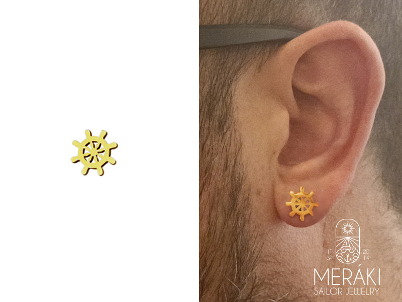 Questo orecchino raffigura un timone in acciaio inossidabile chirurgico.