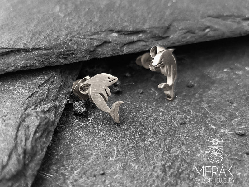 Ti piace ridere e giocare tra le onde, fare capriole e salti nel blu? Con il tuo buon umore regali al mondo ogni giorno un sorriso. La tua anima è cristallina come il mare, i tuoi sorrisi riscaldano più del sole.