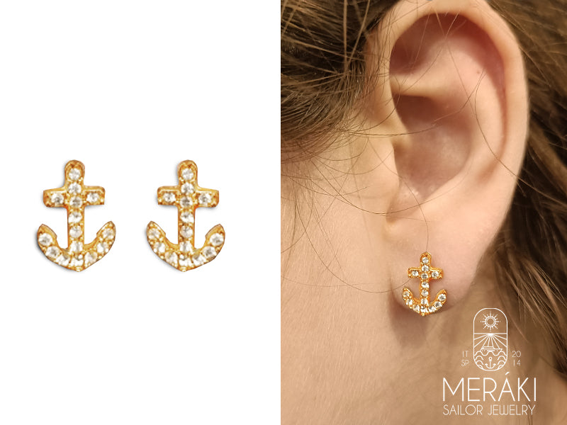 Gli orecchini Darkwate reinventano il significato di una delle immagini nautiche per eccellenza. Realizzati meticolosamente in acciaio chirurgico, sono il regalo perfetto per ogni amante del mare..