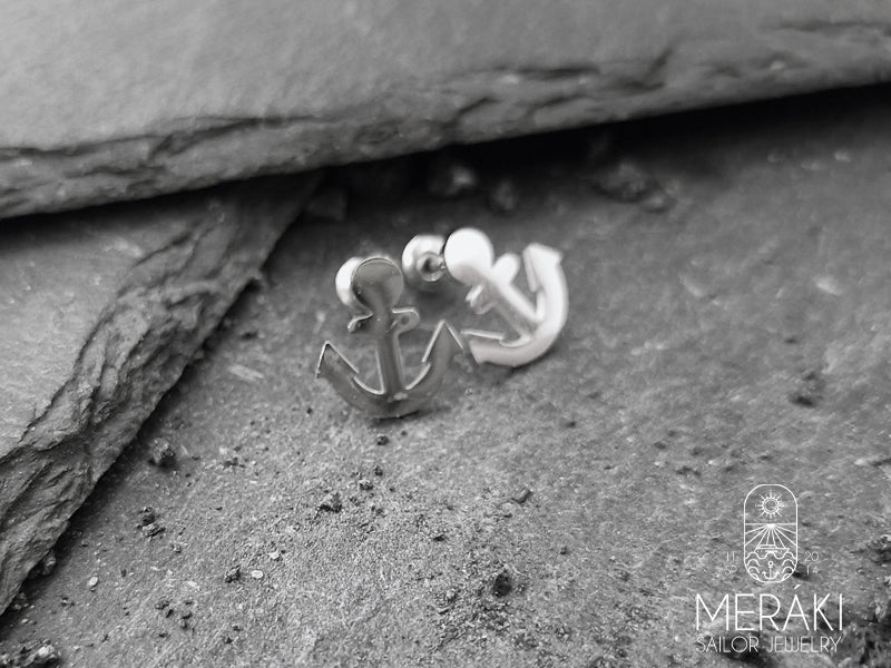 Guida il tuo stile nella giusta direzione con gli orecchini a perno DeFlorres in acciaio con ancora 