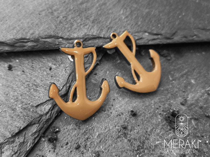 Guida il tuo stile nella giusta direzione con gli orecchini Koharu a perno con ancora smaltata.