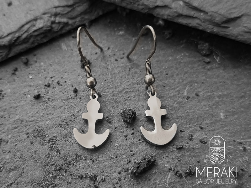 Orecchini realizzati con una monachella e due pendenti dal design ancora.