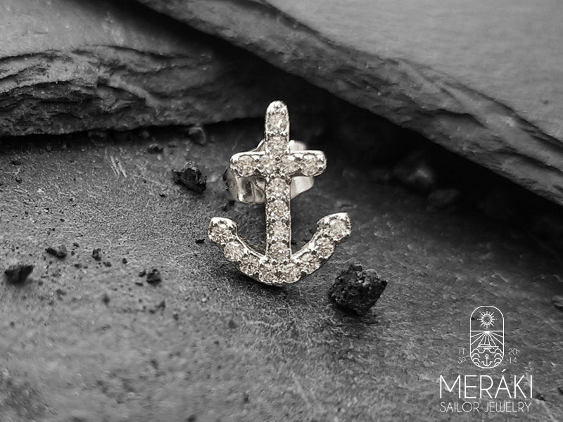 Mono orecchino in acciaio con ancora e zirconi