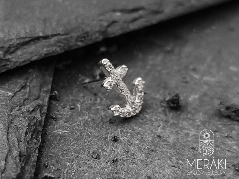 Orecchino a perno in acciaio chirurgico simboleggiante un ancora con zirconi