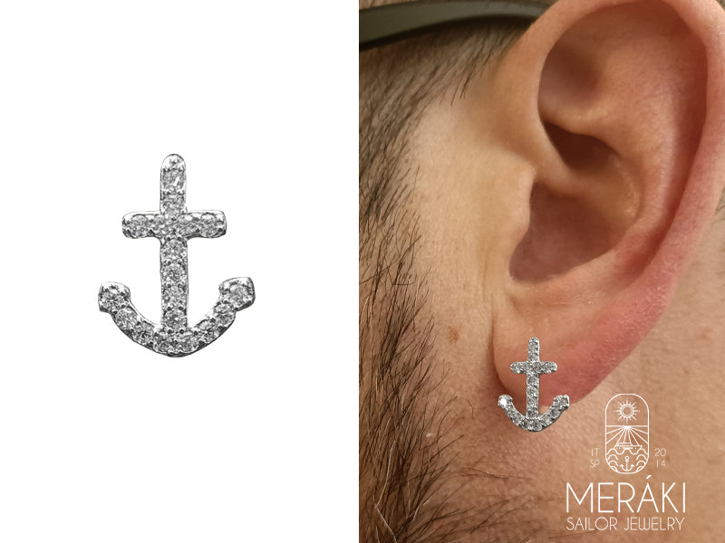 A tutta forza verso l'isola dello stile con questo orecchino dal motivo nautico, raffigurante un'ancora argentata con zirconi realizzato a perno in acciaio chirurgico