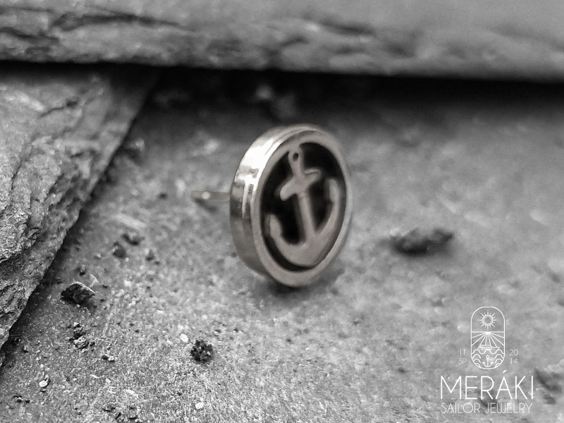 Orecchino a bottone dal design senza tempo raffigurante un'ancora è realizzato in acciaio inossidabile 316L argentato è pensato per chi cerca un look moderno e trendy