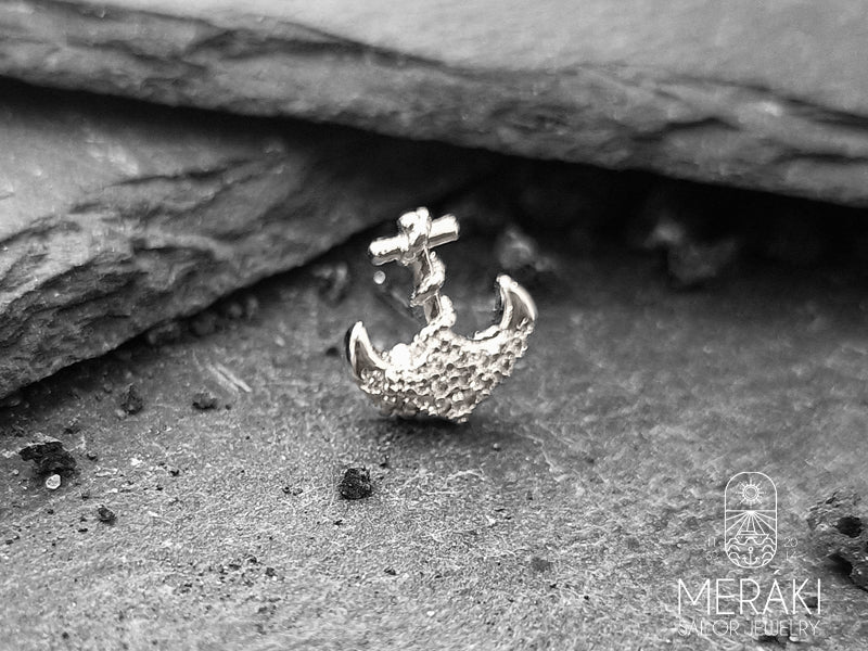 Orecchino con ancora dettagliato e sofisticato realizzato a perno in acciaio chirurgico