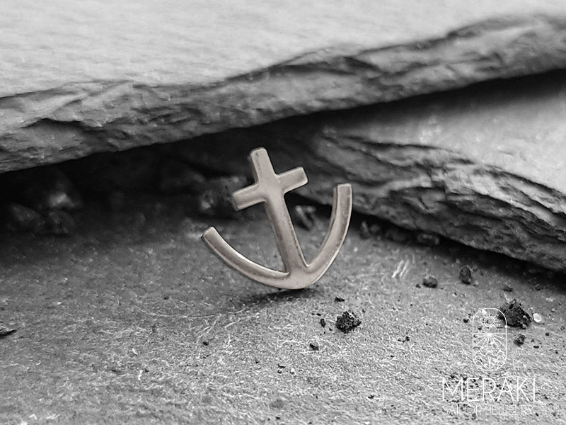 Orecchino E' caratterizzato da un tema marittimo con l'ancora in acciaio.