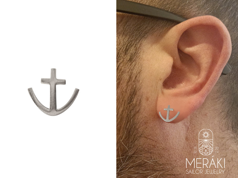 Orecchino a perno design ancora in acciaio, raffinato e resistente.