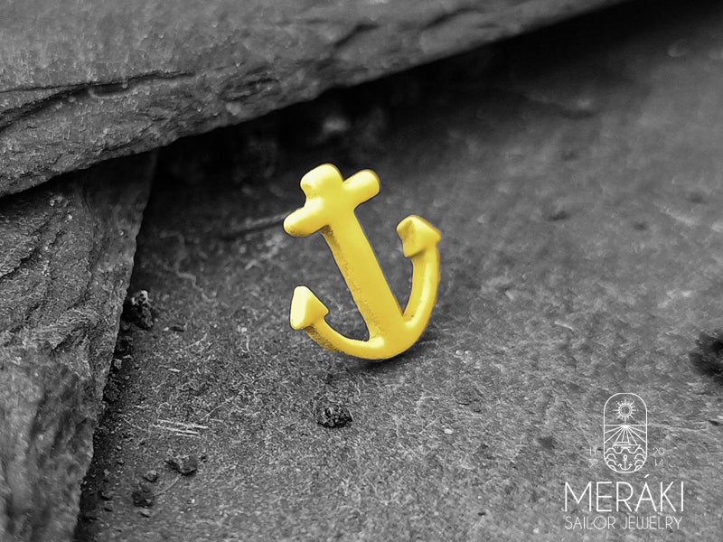 L'orecchino colorato è la giusta soluzione per vivacizzare anche gli outfit maschili più formali e da ufficio, Anchor Fluo è realizzato a perno in metallo nickel free con design nautico ad ancora gialla fluo.