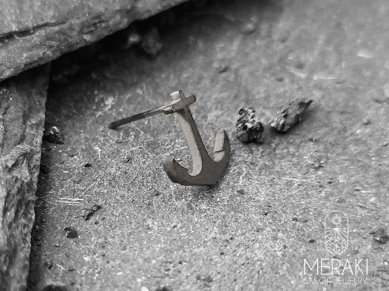 L'orecchino Mantus dal design senza tempo raffigurante un'ancora è realizzato in acciaio inossidabile 316L argentato è in grado di completare qualsiasi outfit, come la ciliegina sulla torta.