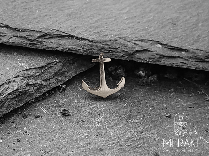 Mono orecchino Mantus ancora argentata in acciaio