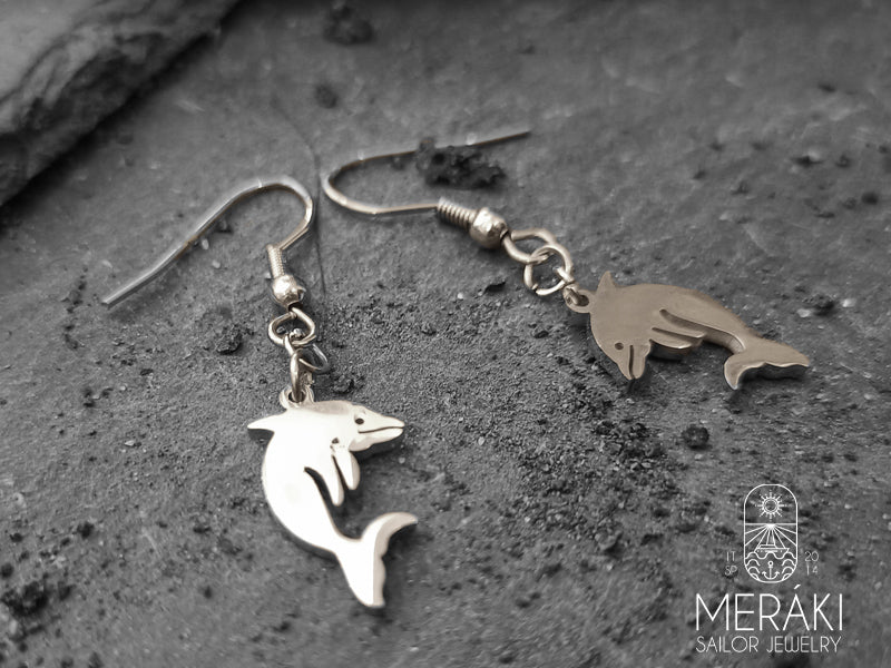 Gli orecchini Dolphins si ispirano ai delfini e al mare. Sono orecchini molto eleganti e raffinati, realizzati con monachelle in acciaio inossidabile chirurgico ipoallergenico la cui caratteristica distintiva è per l'appunto il design a forma di delfino