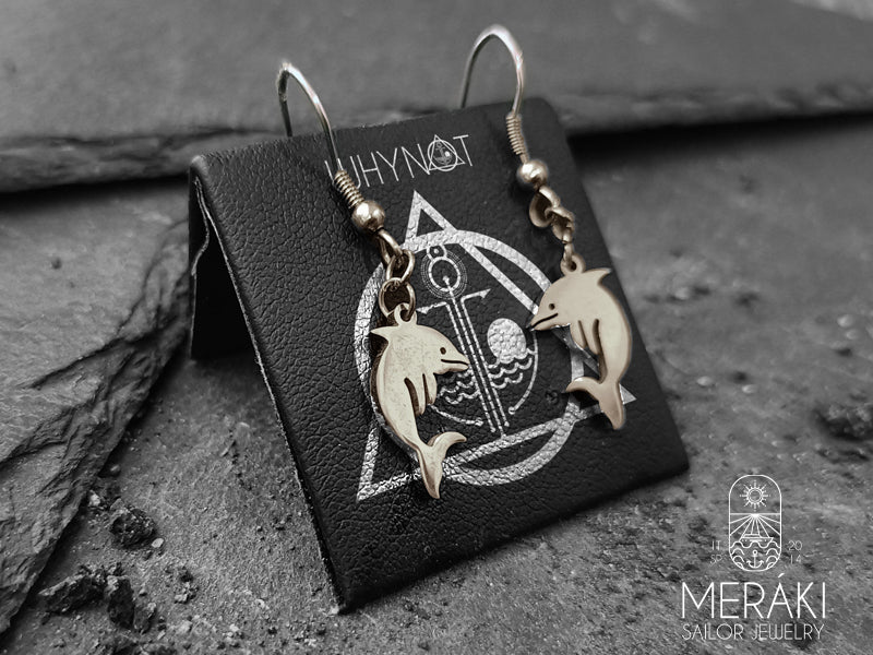 Orecchini con monachella e pendenti a dorma di delfini in acciaio