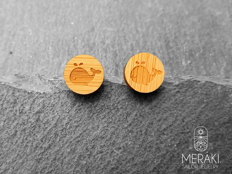 Gli orecchini Whale si ispirano alle balenottere e al mare. Sono orecchini molto eleganti e raffinati, realizzati in legno la cui caratteristica distintiva è per l'appunto il design a forma di balenottera.