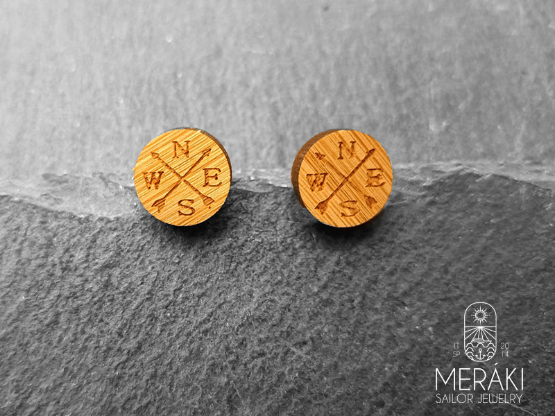 Un design di ispirazione nautica. Porta l'essenza dell'oceano con te ovunque tu vada.  Questi orecchini raffigurano la rosa dei venti con i punti cardinali.  Indossali e sogna avventure in alto mare