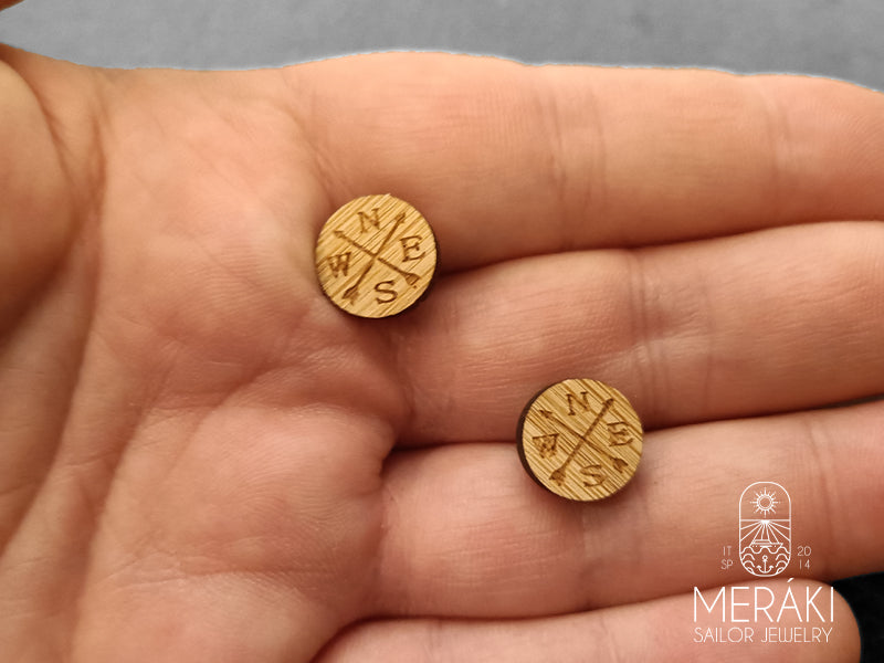 Orecchini meraki sailor jewels in legno con rosa dei venti e punti cardinali