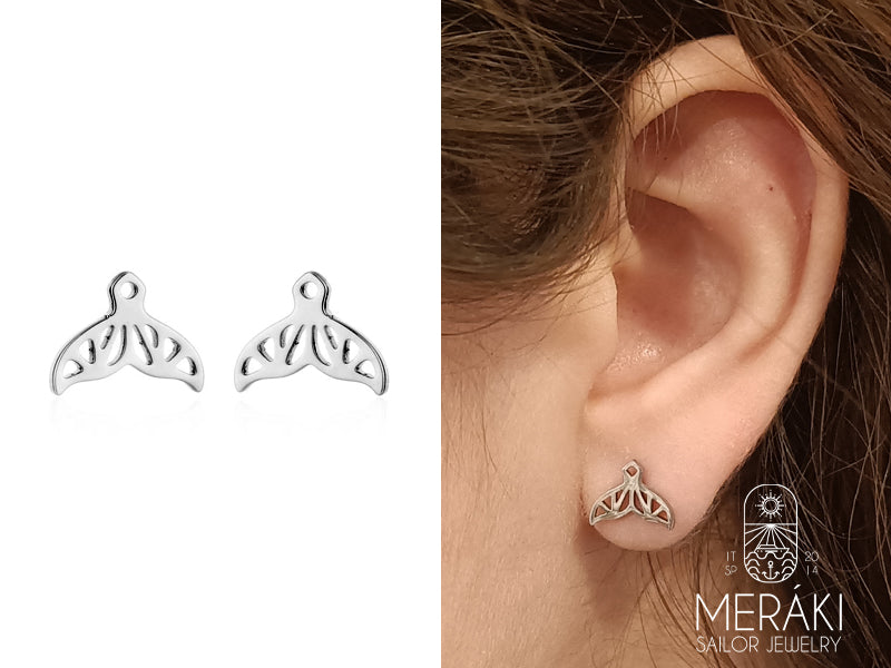 Gli orecchini кит si ispirano alla coda di una balena e al mare. Sono orecchini molto eleganti e raffinati, realizzati in acciaio chirurgico la cui caratteristica distintiva è per l'appunto il design a forma di coda di balena