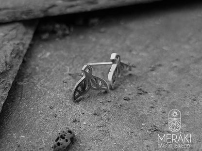 Orecchini a perno in acciaio design coda di balena Meraki Sailor Jewelry 