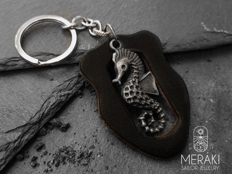 Portachiavi Anacleto scudo in pelle con cavalluccio marino