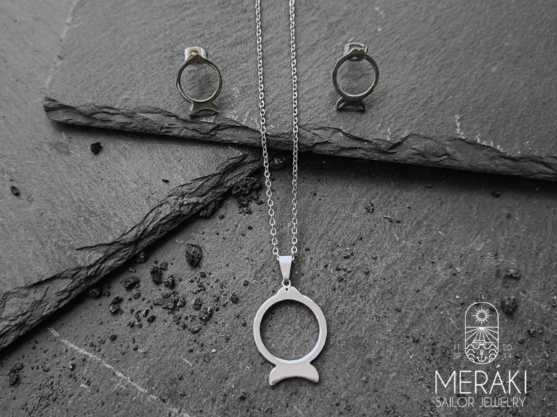 Parure collana e orecchini in tema marinaro realizzata in acciaio inossidabile di alta qualità.