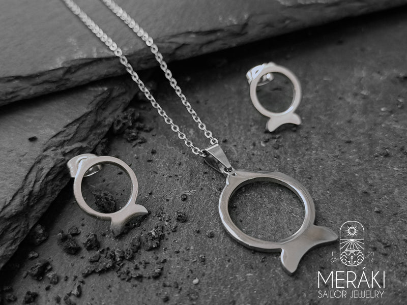 La caratteristica distintiva è il design a forma di pesce del ciondolo che rendono questa parure semplice ed elegante allo stesso tempo