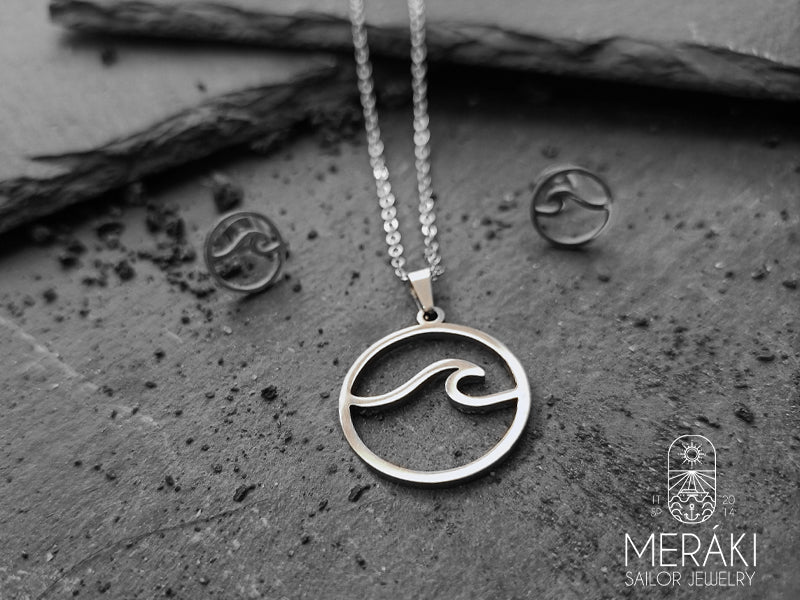 Parure collana e orecchini in tema marinaro realizzata in acciaio inossidabile di alta qualità.