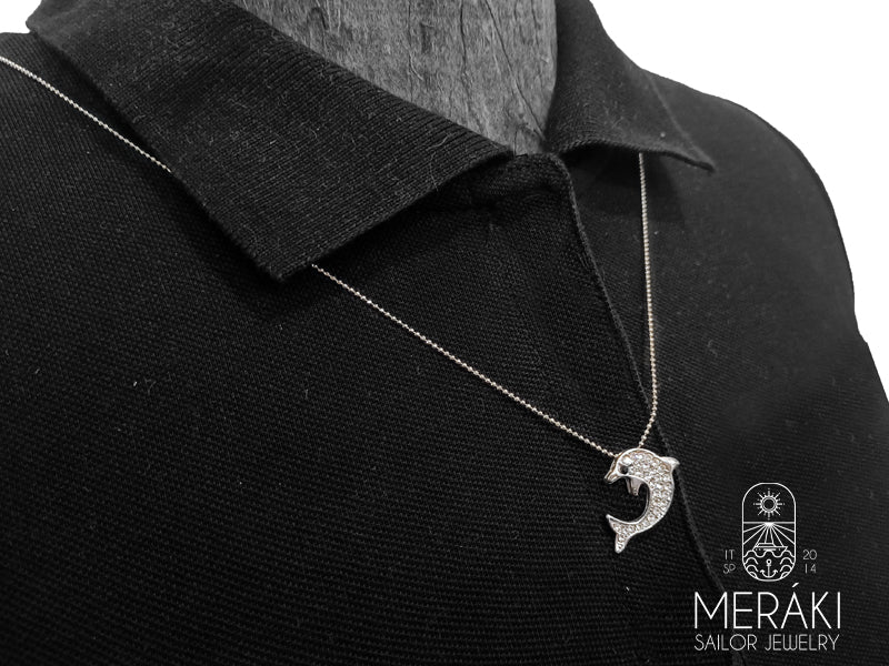 Parure collana e orecchini in tema marinaro raffigurante un delfino