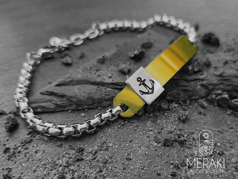 Bracciale Plate in acciaio con targhetta dorata e ancora