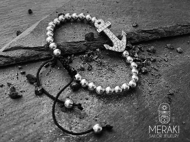 Bracciale realizzato in cotone cerato nero rivestito da perline con charm a forma di ancora in acciaio inossidabile