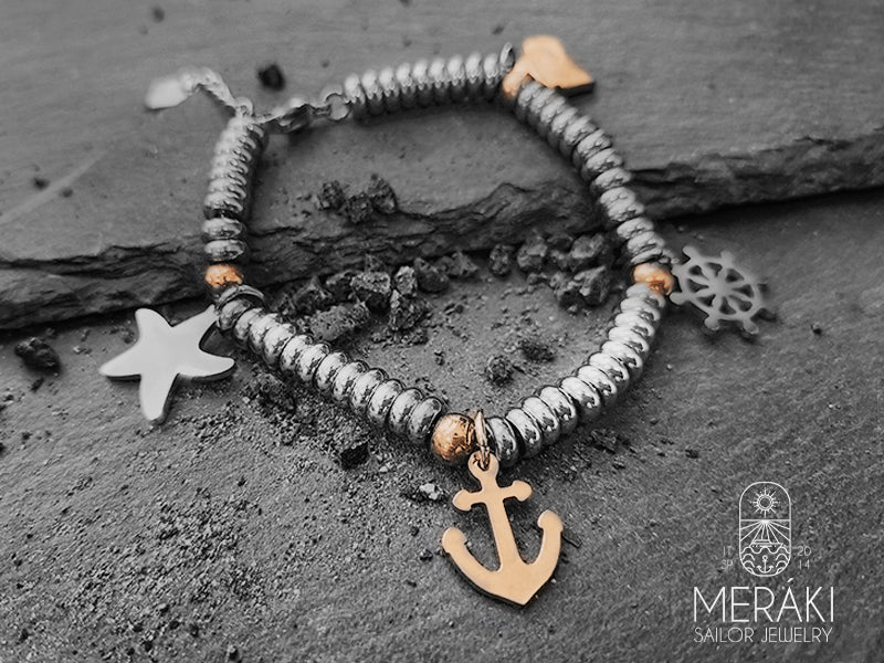 Guida il tuo stile nella giusta direzione con questo bracciale in stile marinaro in acciaio bicolor.