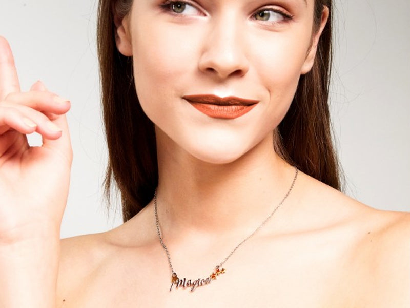 Collana collezione Collane da Favola mad tea con scritta Magica e bacchetta