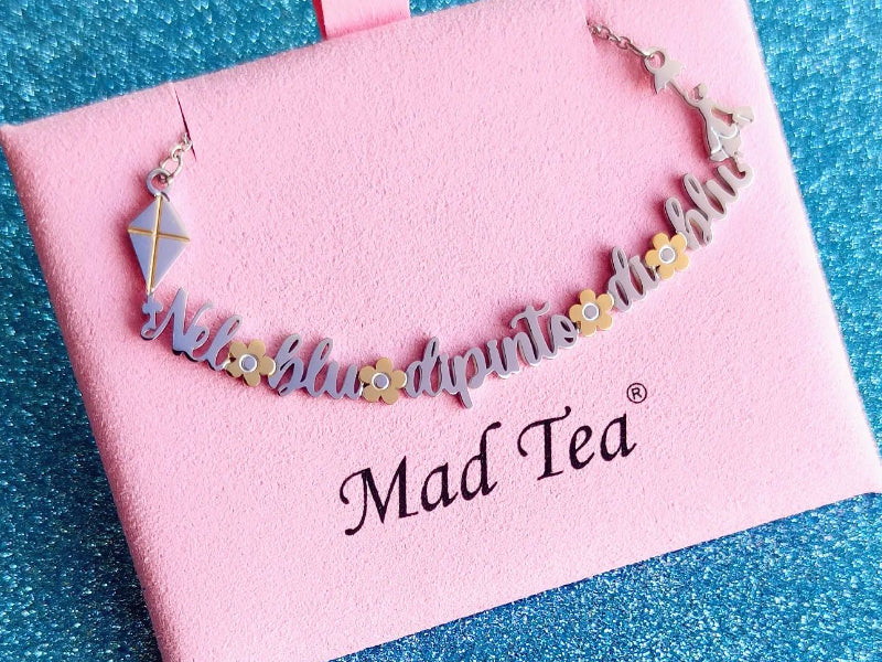 Collana collezione Collane da favola Mad Tea con scritta nel blu dipinto di blu