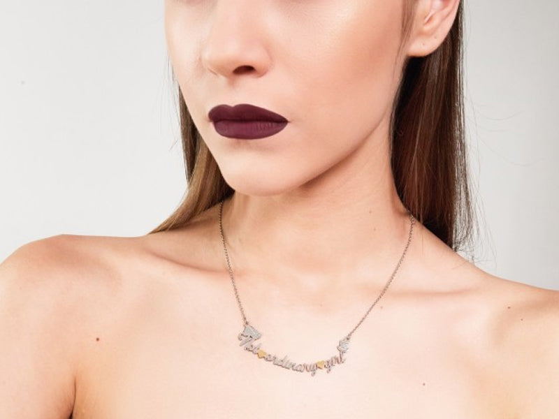 "Di solito Alice si dava degli ottimi consigli ma poi li seguiva raramente!"  Collana "Not ordinary girl" con Stregatto e il cilindro del Cappellaio Matto!   ATTENZIONE: questa collana può trasmettere una strana sensazione di gioiosa follia!